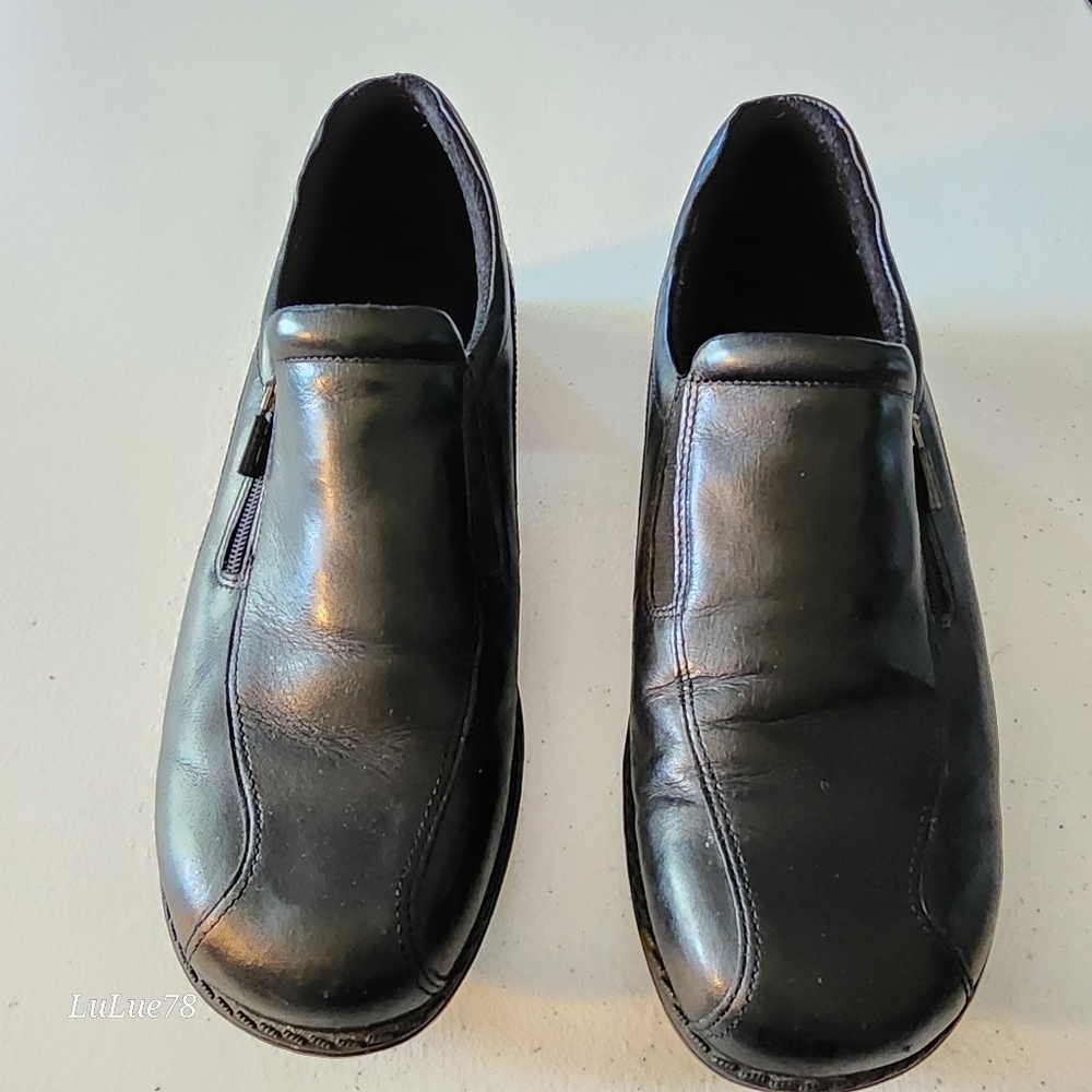 St. Johns Bay Black Leather Women's Loafers Slip-Ons 6.5M
